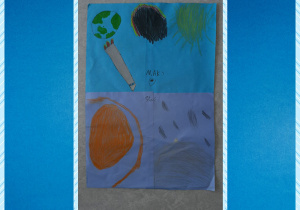 Praca symbolizująca zawód astronauty. Praca wykonana przez dwóch chłopców. Na niebieskim i fioletowym tle znajdują się planety i słońce oraz rakieta.